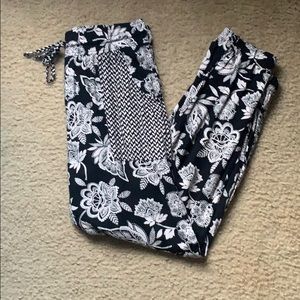 American Eagle cropped patterned joggers